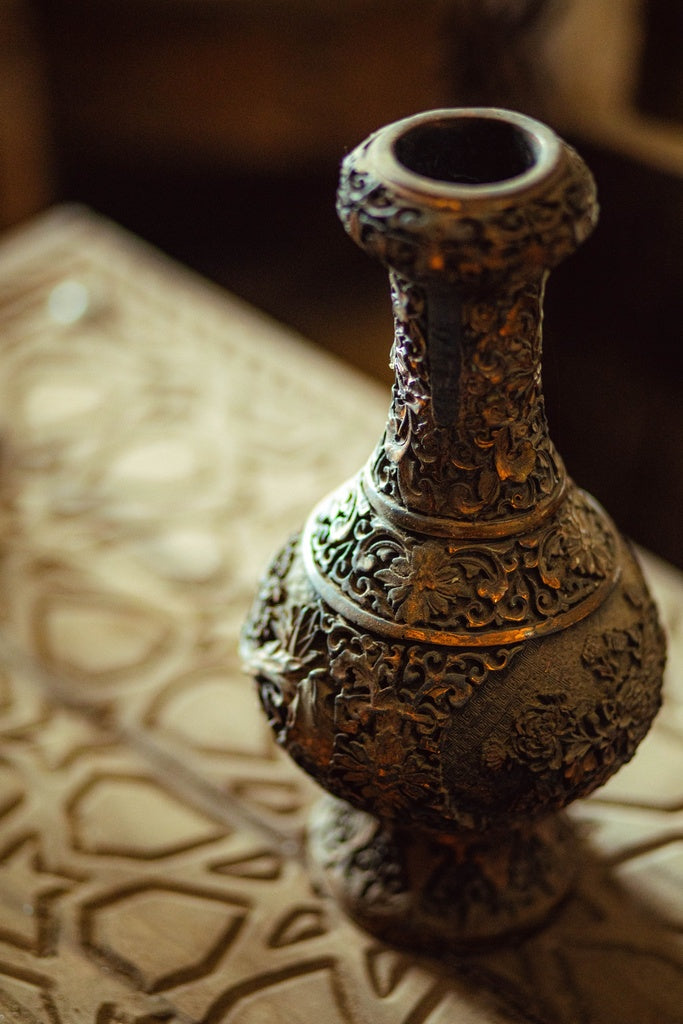 مزهرية مزخرفة من الألياف الزجاجية